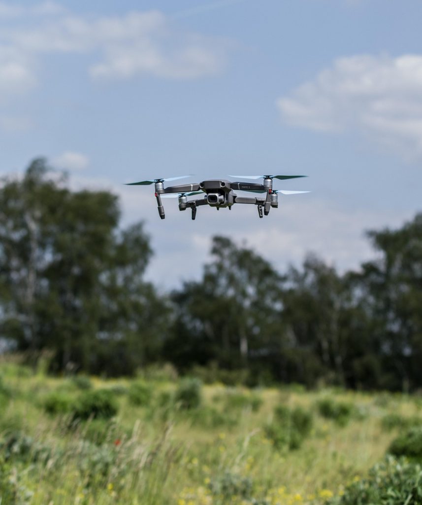 Fotogrametría aérea con dron para proyectos topográficos en Santa Cruz Drone en operación sobre terreno agrícola en Santa Cruz para levantamiento topográfico