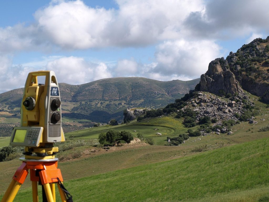 Equipo de topografía en terreno en Santa Cruz, Colchagua